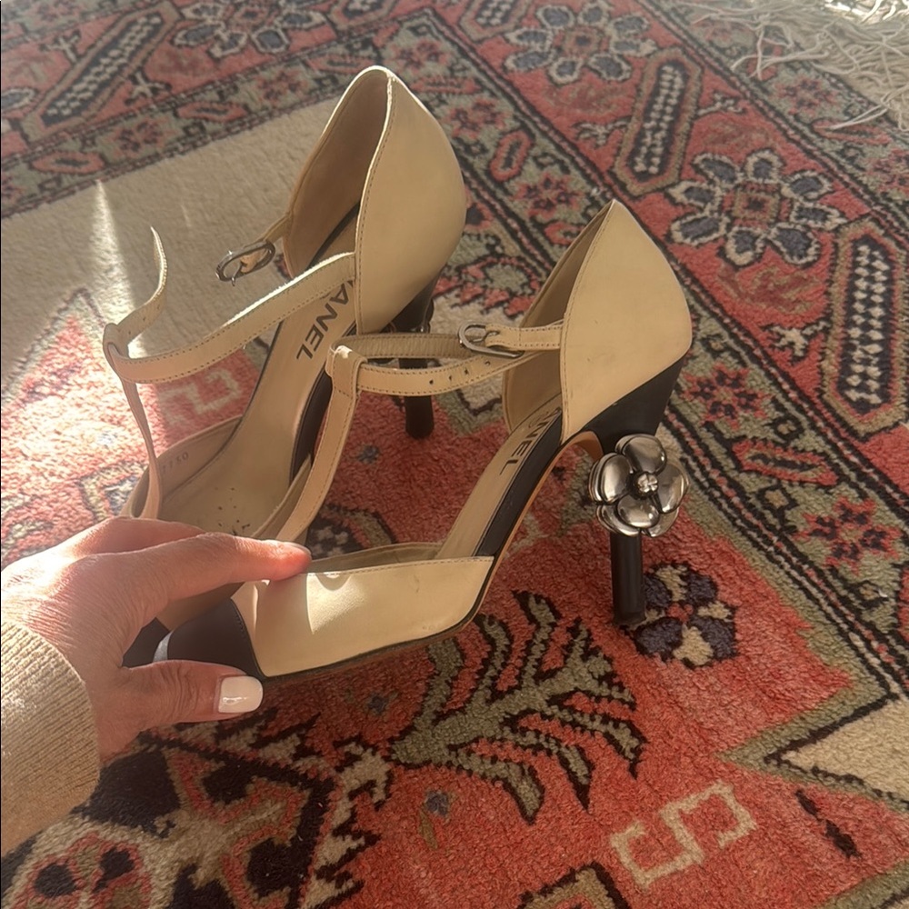 CHANEL Cream and Black Heels with T-Strap Design - Picture 4 of 5
